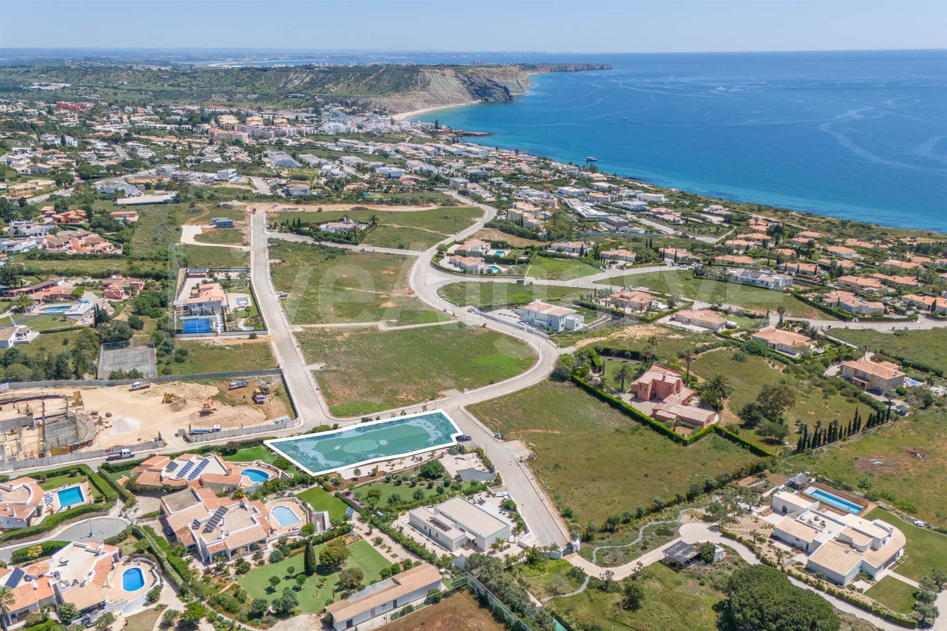Nouveau développement | Beau terrain à bâtir pour villa individuelle près de la mer à Praia de Luz 