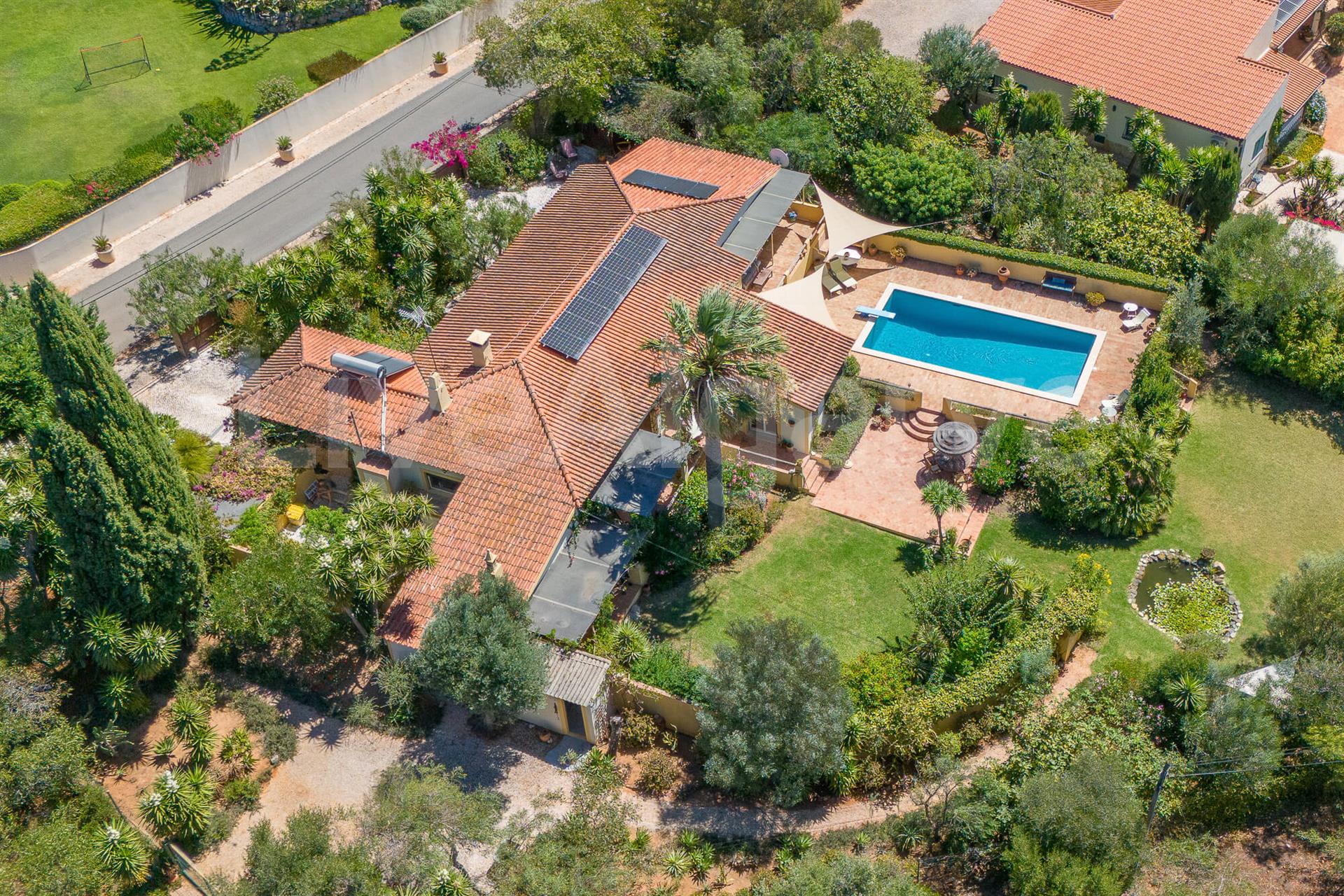 Campagne | Belle villa T4 avec piscine et jardins paysagers à Colinas Verdes à vendre - Lagos