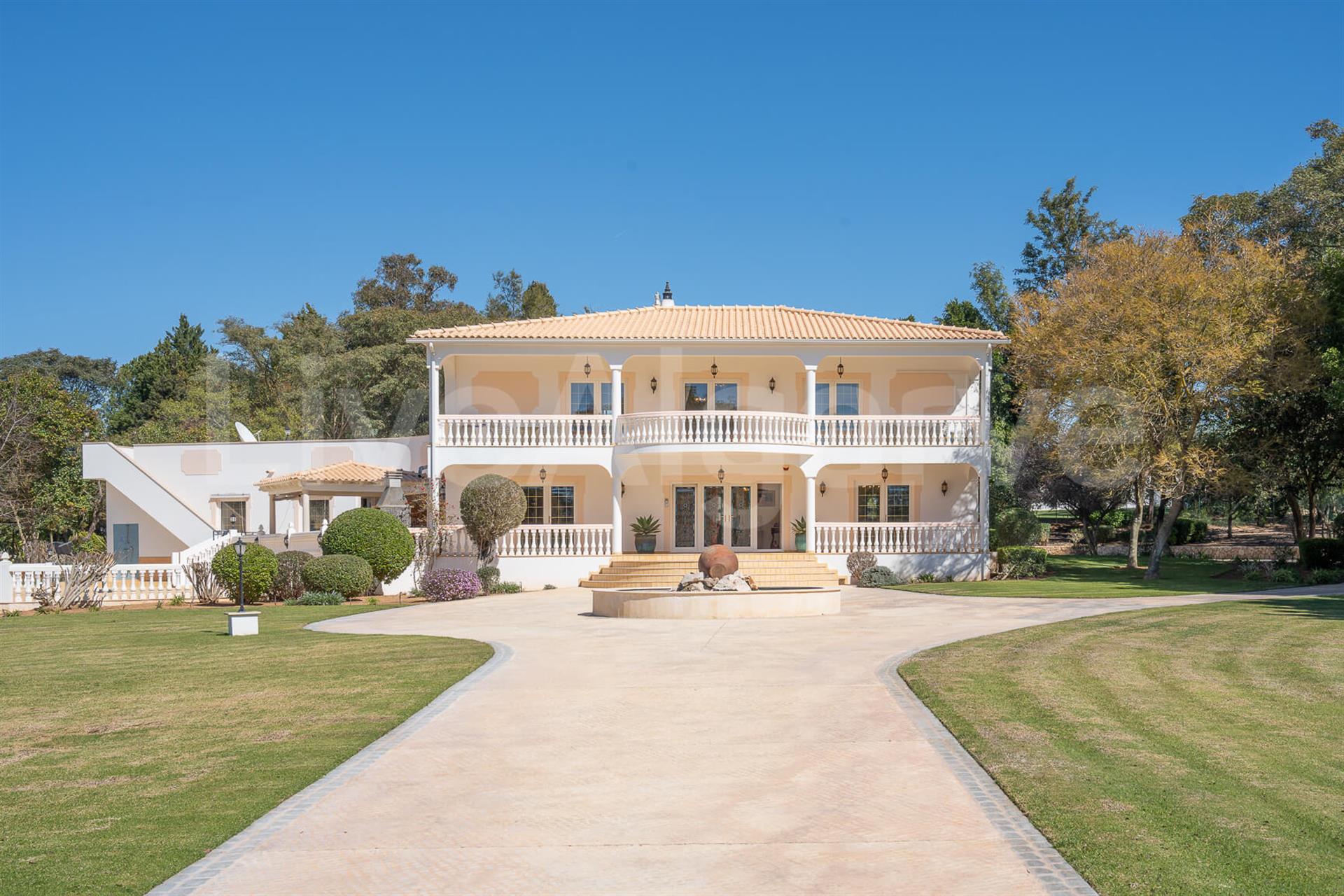 Exclusive | Grand T4 Villa In Tranquil Secluded Setting At Estômbar For Sale - Lagoa