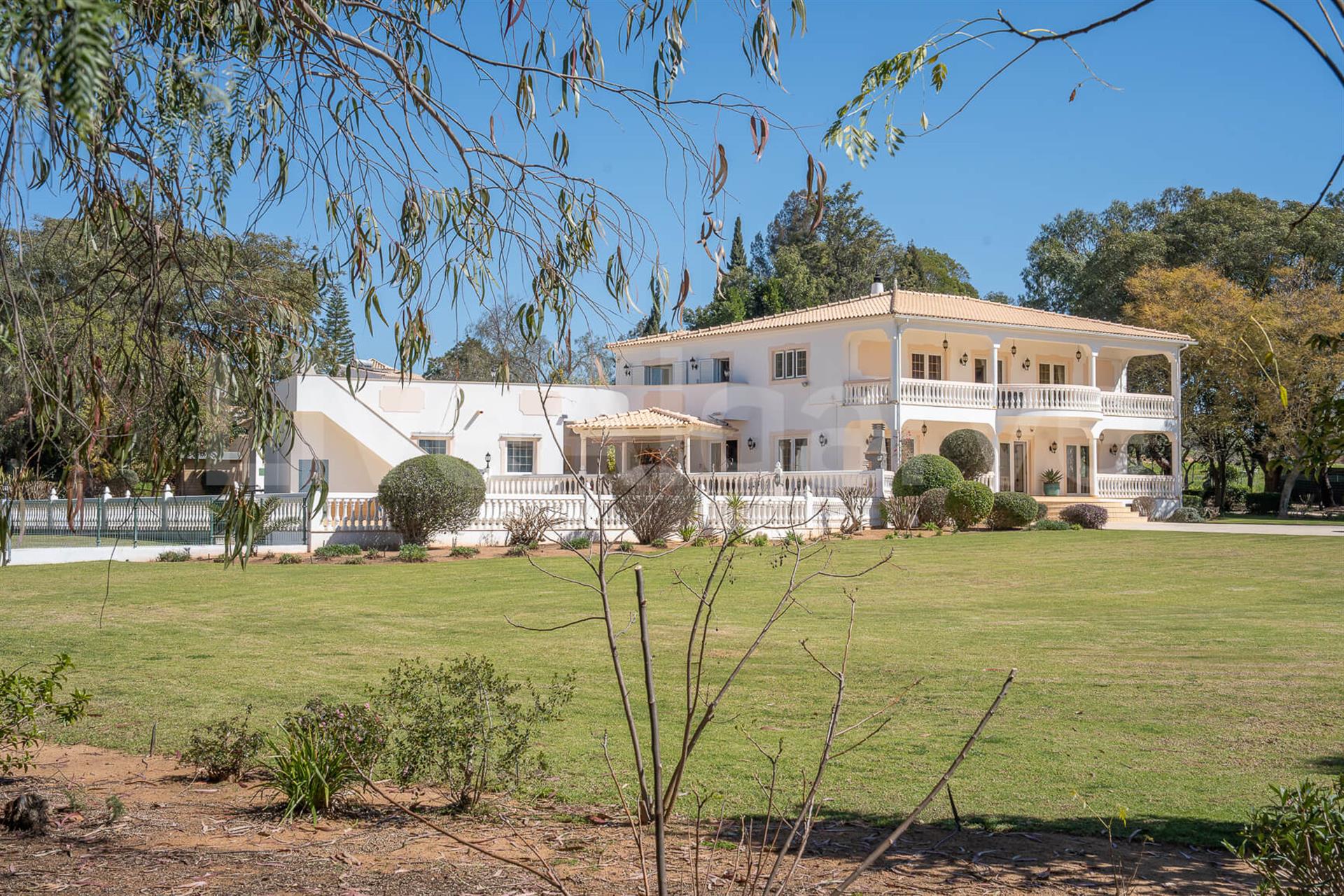 Exclusive | Grand T4 Villa In Tranquil Secluded Setting At Estômbar For Sale - Lagoa