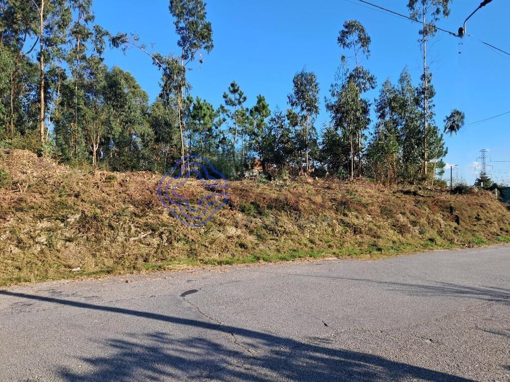 Terreno com 2970m2, com possibilidade de construção,de moradia de 4 frentes ou 2 moradias geminadas.