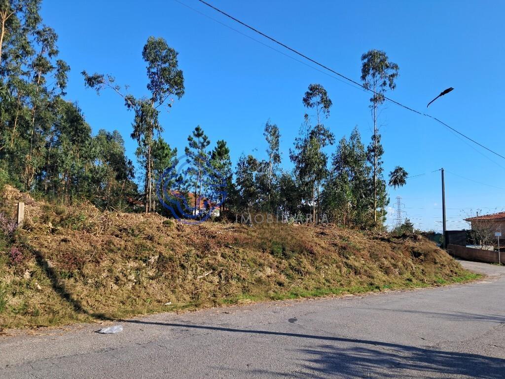 Terreno com 2970m2, com possibilidade de construção,de moradia de 4 frentes ou 2 moradias geminadas.