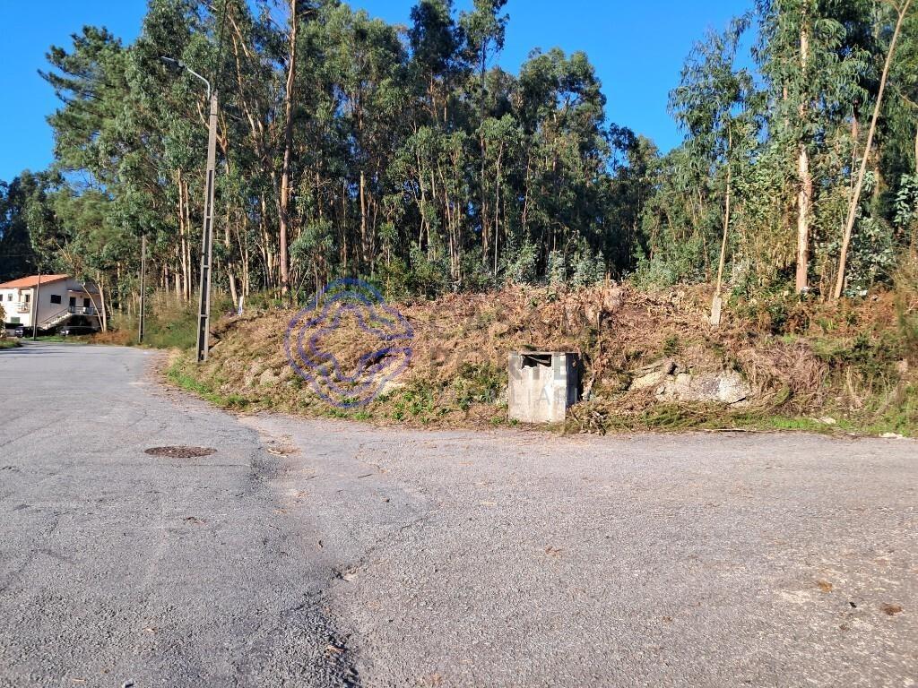 Terreno com 2970m2, com possibilidade de construção,de moradia de 4 frentes ou 2 moradias geminadas.