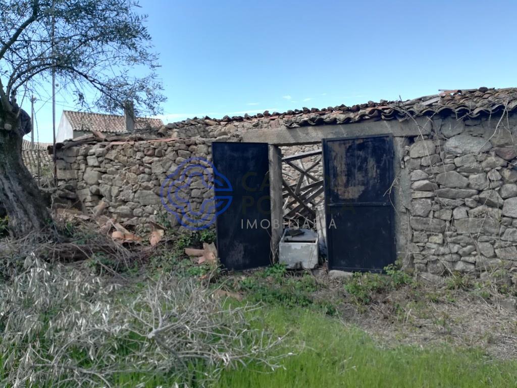 6 bedroom building, with backyard in Oledo to recover