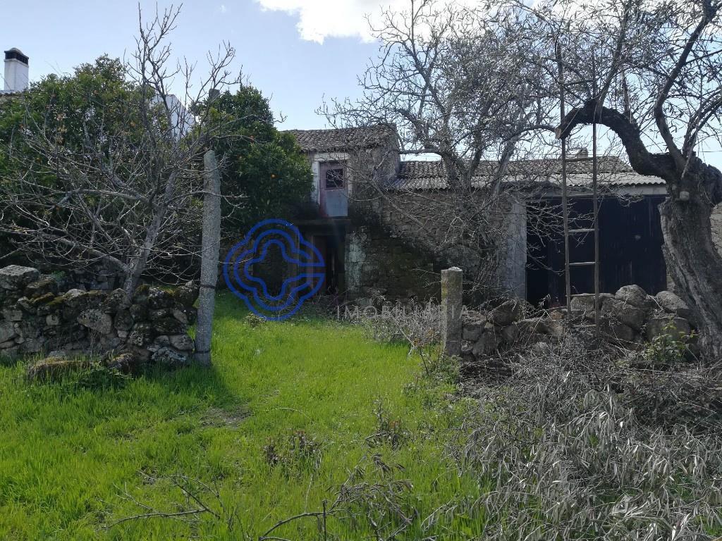 6 bedroom building, with backyard in Oledo to recover