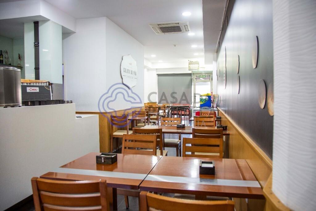 Pão Quente para trespasse em Custóias Matosinhos.