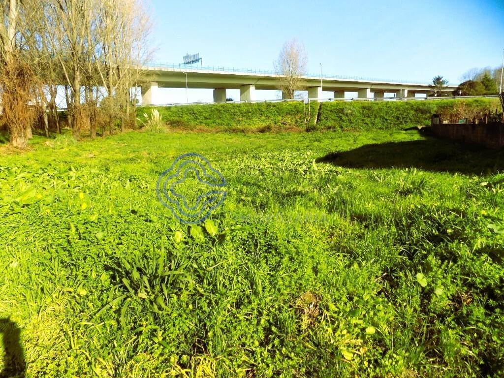 Terreno-Área 1738 M2, Com Excelentes Acessos-A1-Lisboa-Porto A41 Crep Norte-Este.