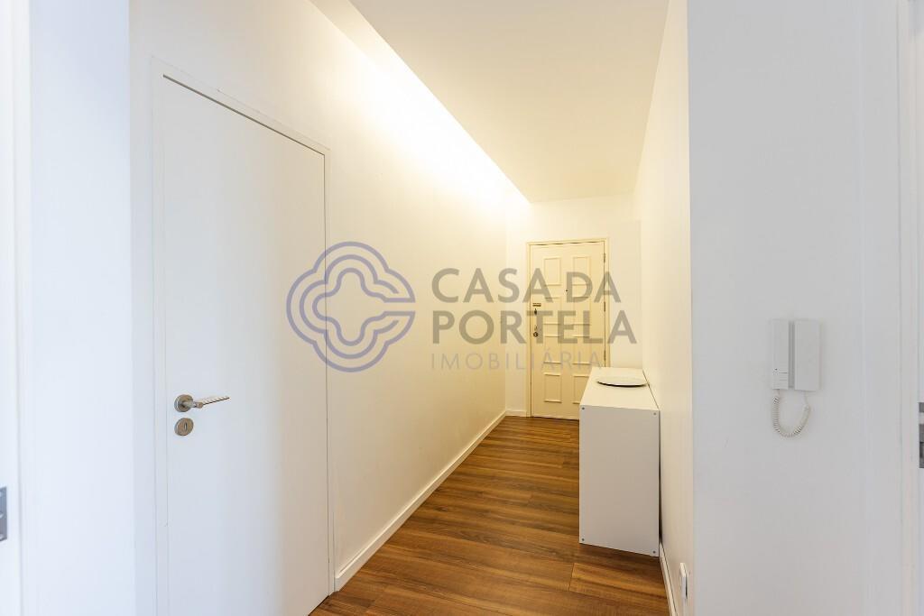 Apartamento T3 com Varanda e Box no Centro de S. Mamede Infesta