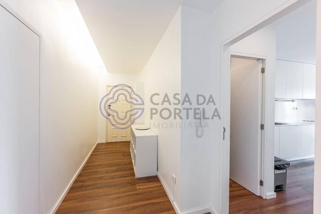 Apartamento T3 com Varanda e Box no Centro de S. Mamede Infesta