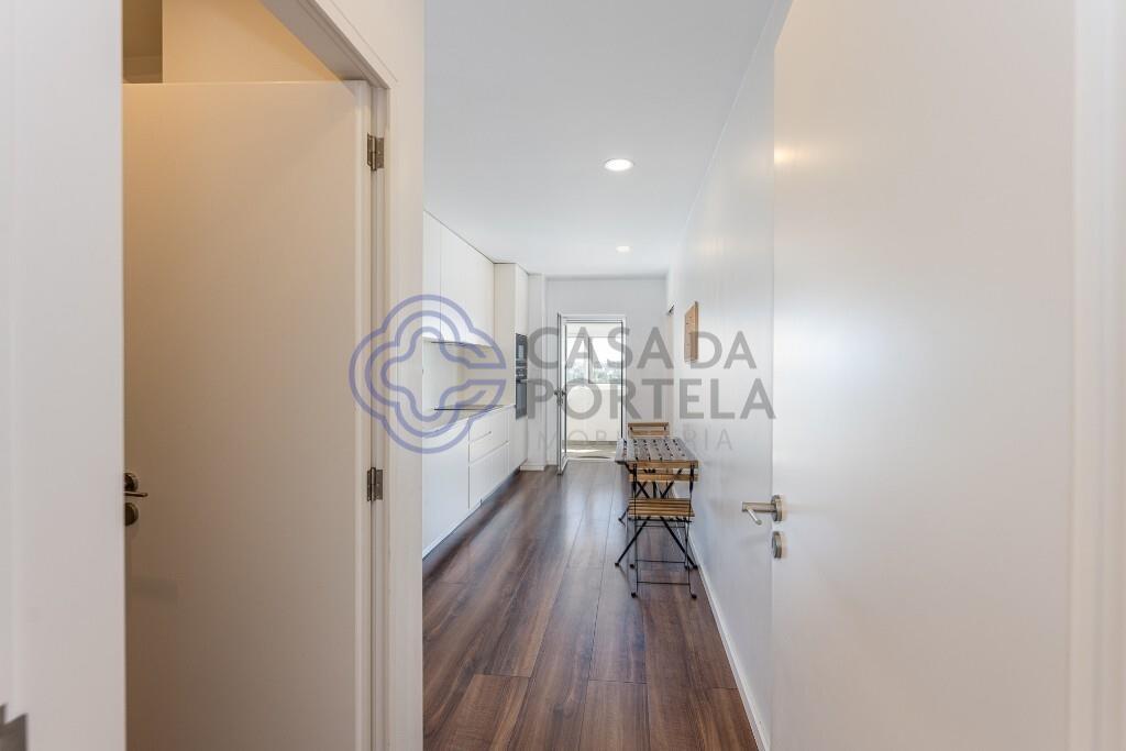 Apartamento T3 com Varanda e Box no Centro de S. Mamede Infesta