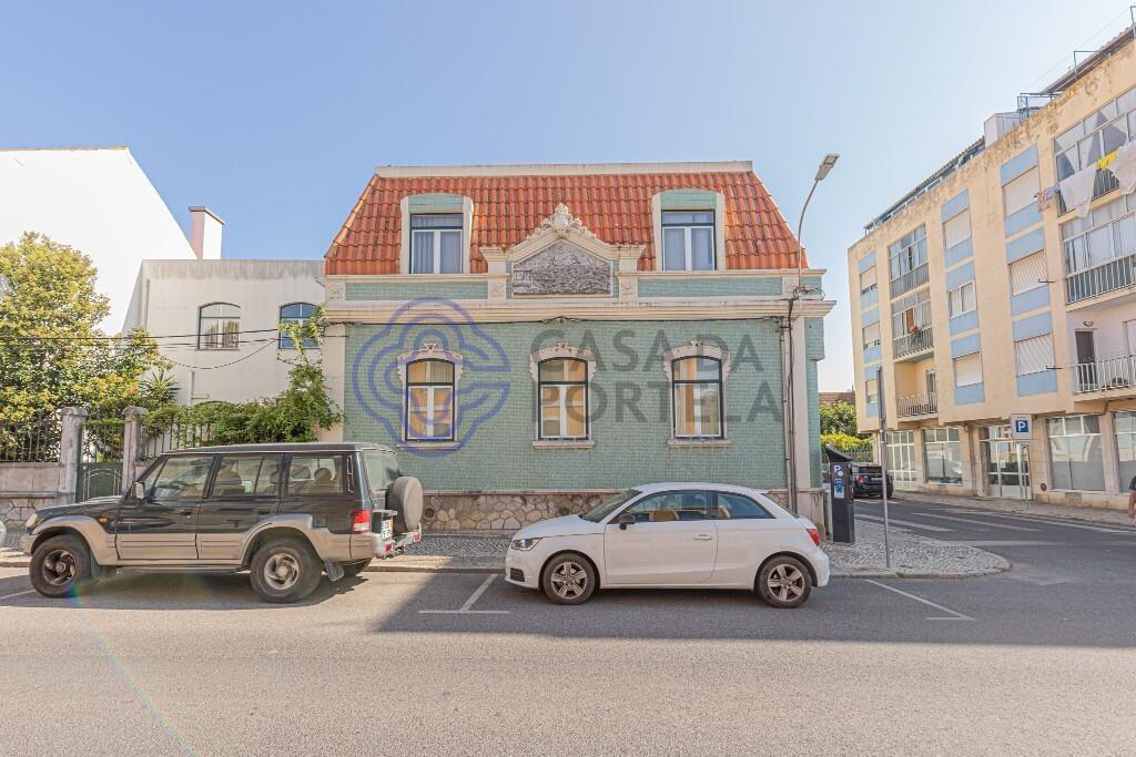 Charming building in the historic center of Setúbal, Bairro Salgado. Allocation to services
