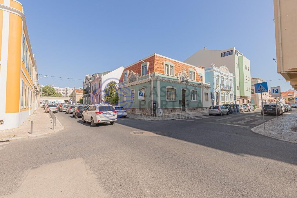 Charming building in the historic center of Setúbal, Bairro Salgado. Allocation to services