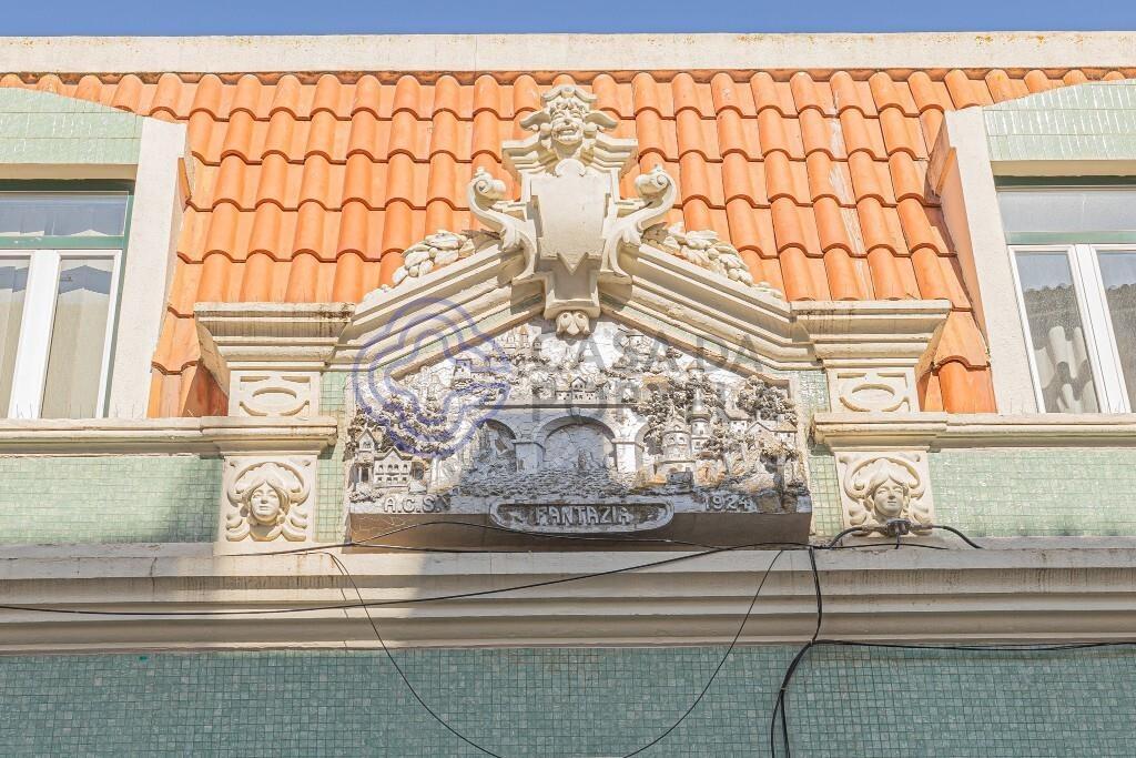 Charming building in the historic center of Setúbal, Bairro Salgado. Allocation to services