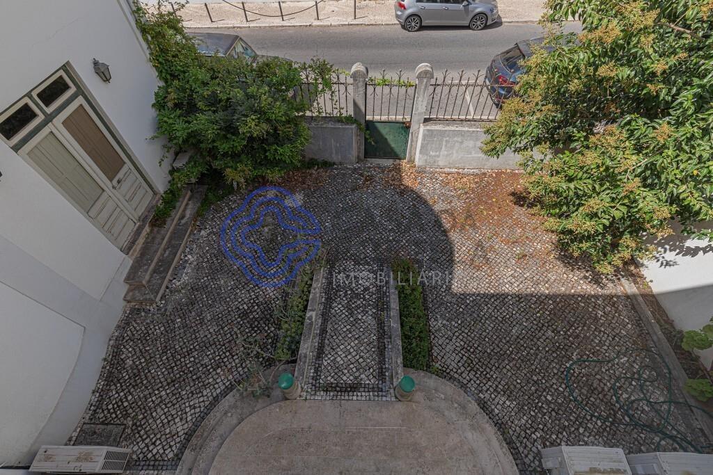 Charming building in the historic center of Setúbal, Bairro Salgado. Allocation to services