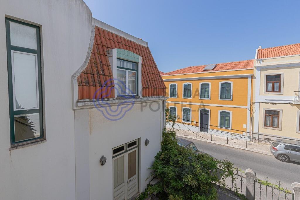 Charming building in the historic center of Setúbal, Bairro Salgado. Allocation to services