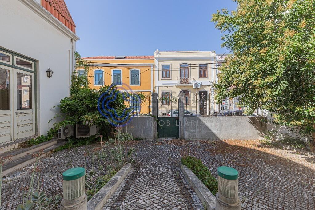 Charming building in the historic center of Setúbal, Bairro Salgado. Allocation to services