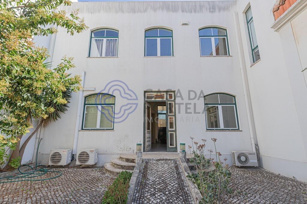 Charming building in the historic center of Setúbal, Bairro Salgado. Allocation to services