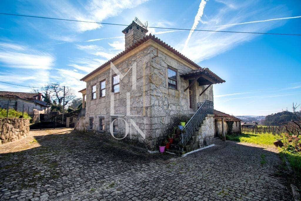 Quinta do Loureiro: Uma Casa Solar Histórica e Elegante em Lousada