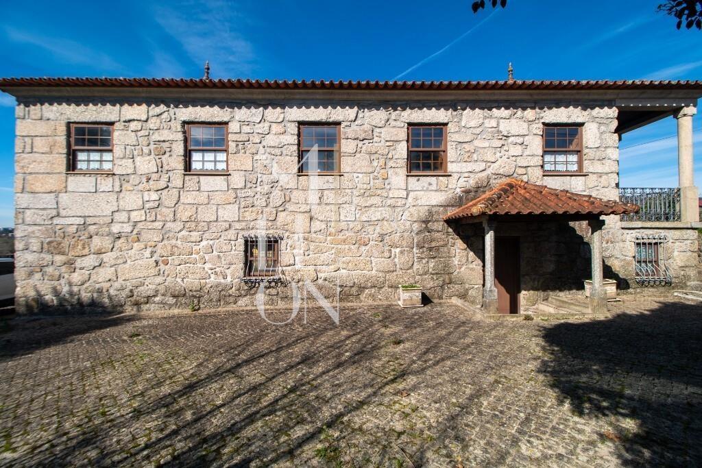 Quinta do Loureiro: Uma Casa Solar Histórica e Elegante em Lousada