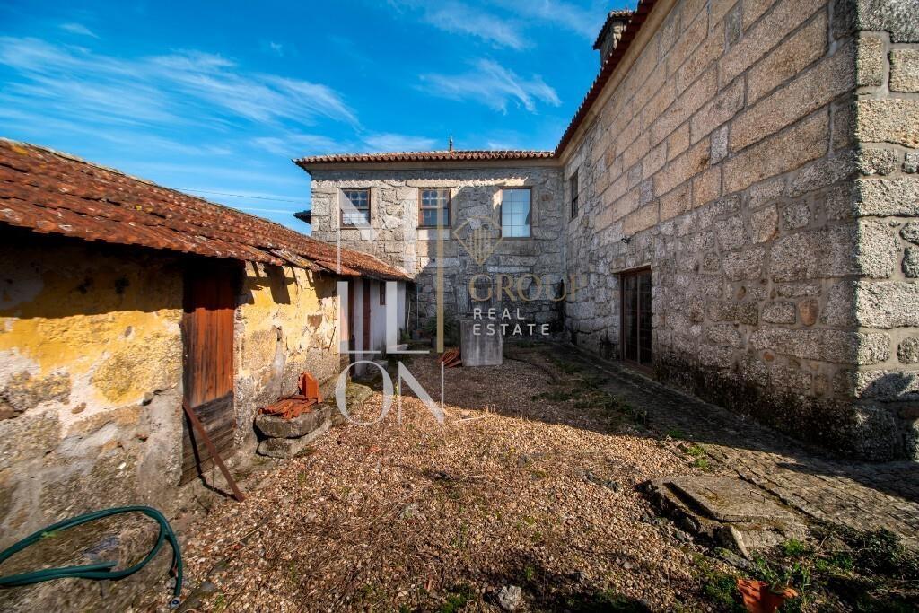 Quinta do Loureiro: Uma Casa Solar Histórica e Elegante em Lousada