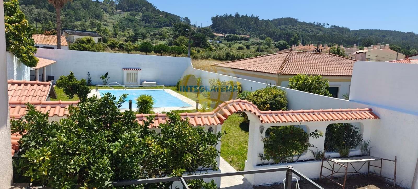 Traditional villa with garden and pool near the city