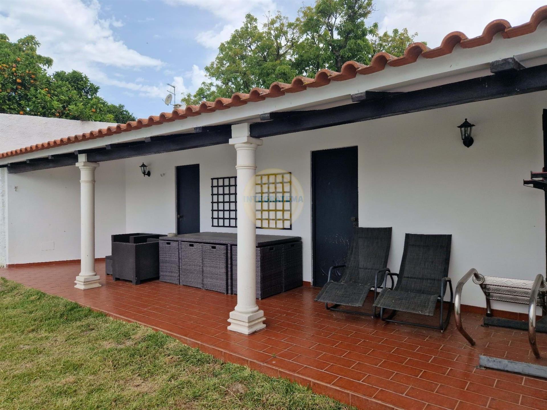 Traditional villa with garden and pool near the city