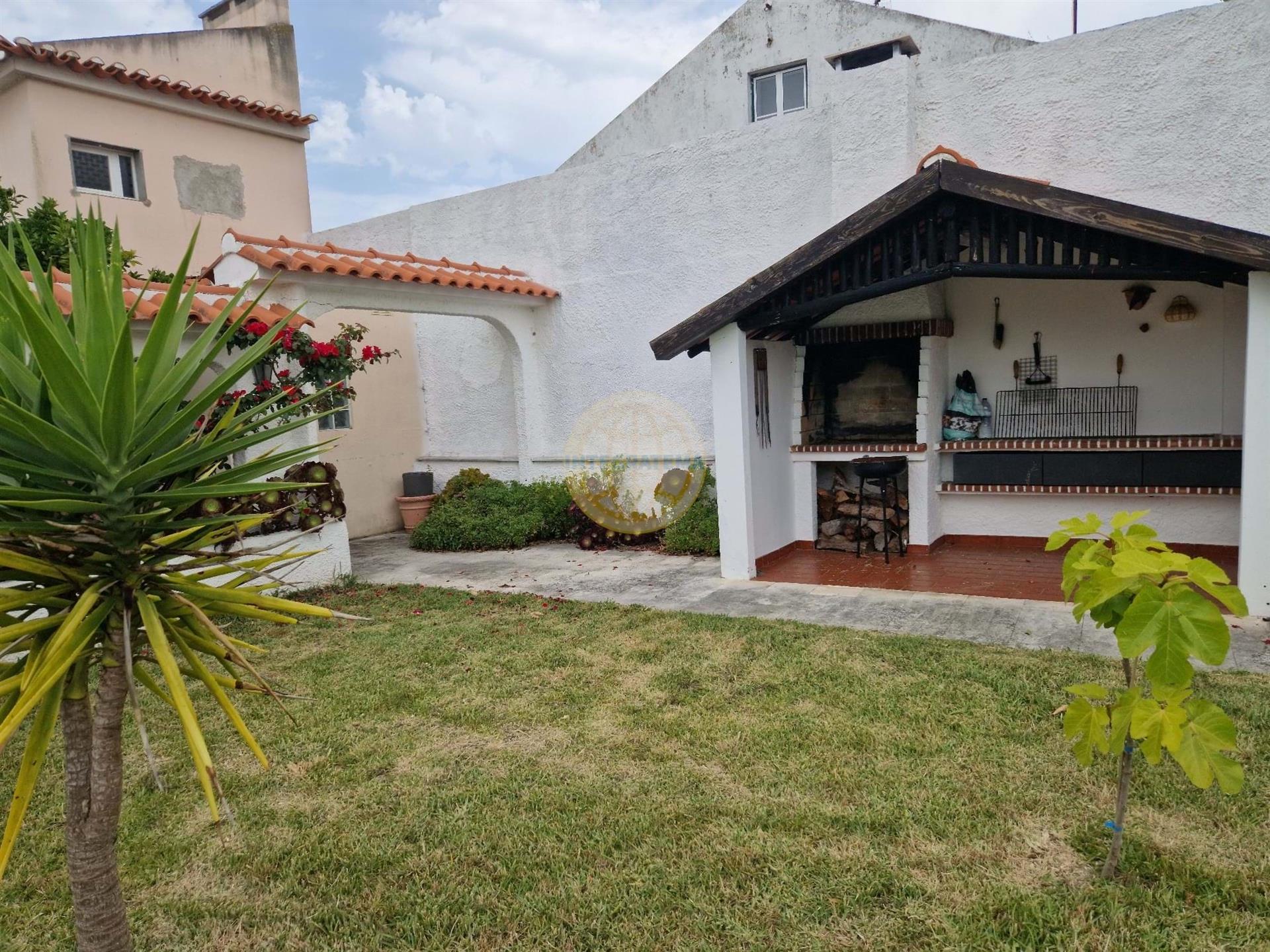 Traditional villa with garden and pool near the city