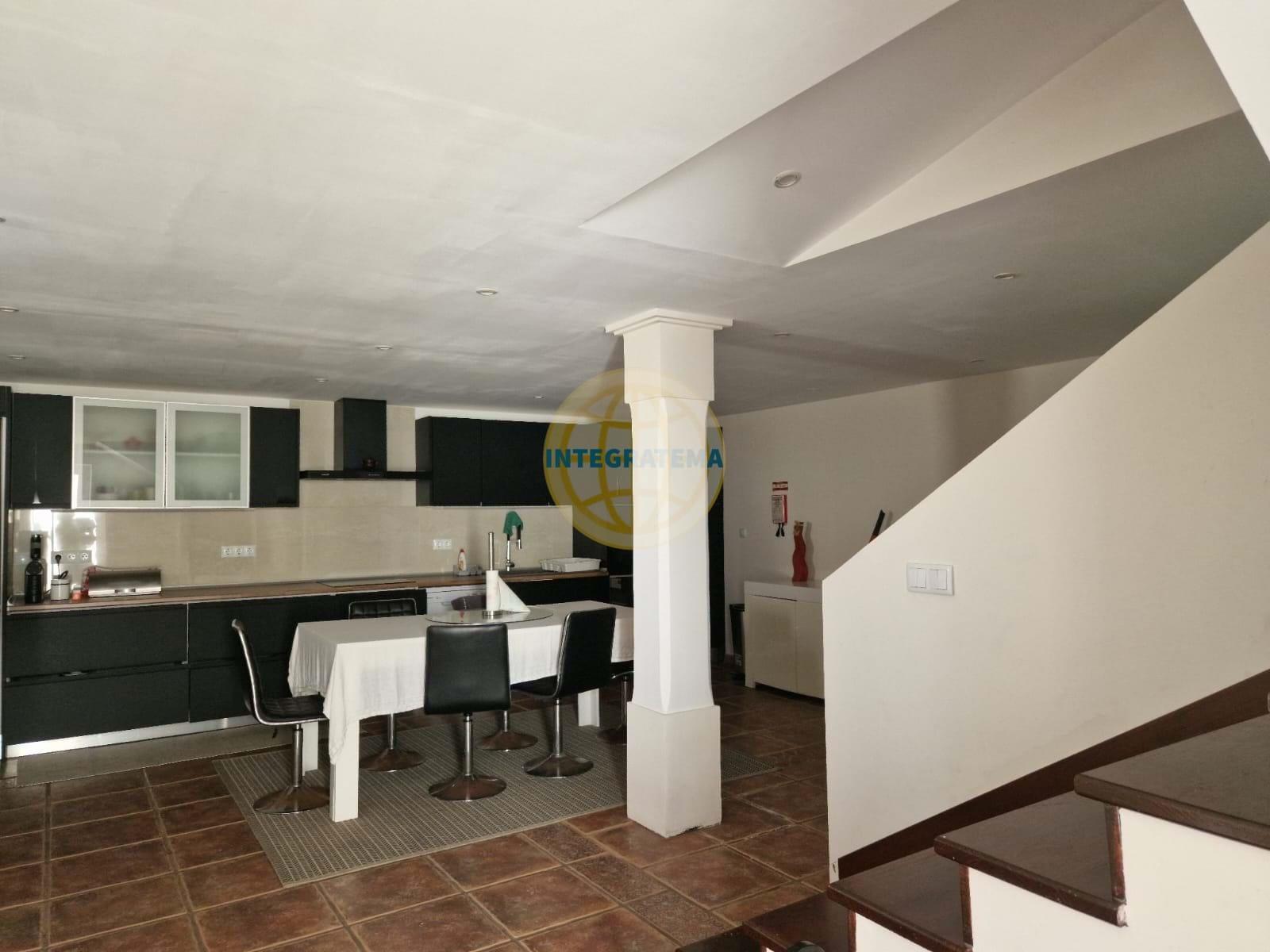 Traditional villa with garden and pool near the city