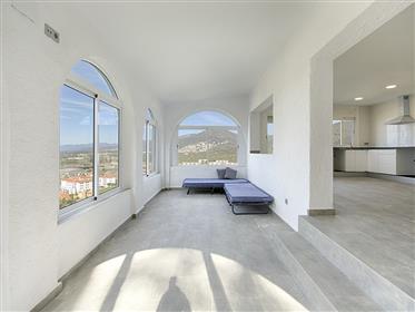 Casa reformada con dos apartamentos en Els Grecs, Roses