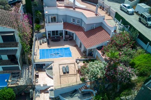 Villa exclusiva con vistas panorámicas a la bahía de Roses