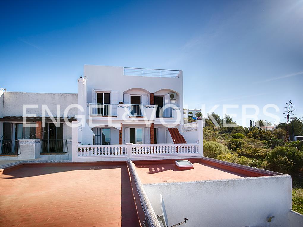 House with stunning views to the Bay of Roses and the mountains on Puig Rom, Roses