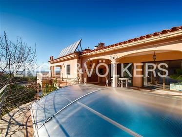 Beautiful villa with two residential units in Palau Saverdera