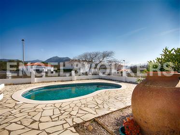 House with a large plot of 735 m2 in Más (Busca Roses)