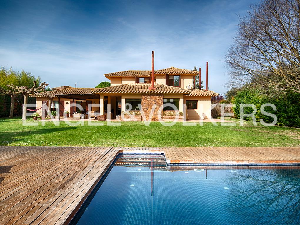 An exclusive property in the luxurious Torremirona Golf