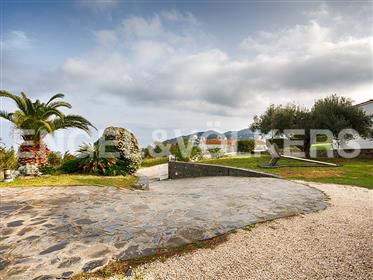 Preciosa villa con un gran jardín y vistas al mar en Port de la Selva