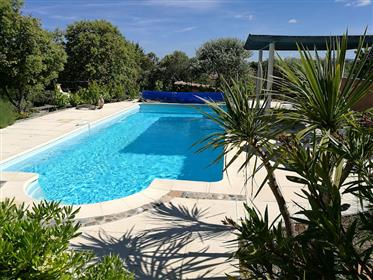 Vacker villa med pool och 7.000 m² trädgård i ett bostadsområde