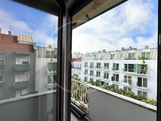 Fully refurbished 3 bedroom flat in Campo de Ourique