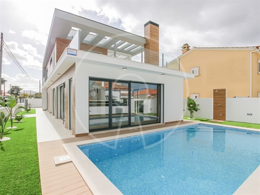 Chalet independiente de 4 dormitorios con piscina climatizada en Azeitão