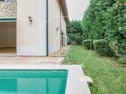 3 bedroom villa with garden and pool in Monte Estoril