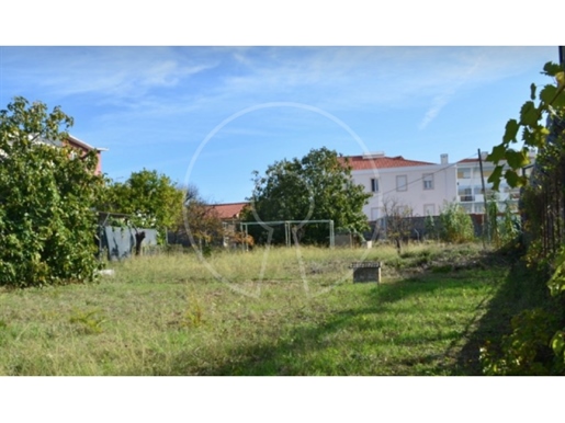Terreno com possibilidade de construção no Casalinho da Ajuda, Lisboa
