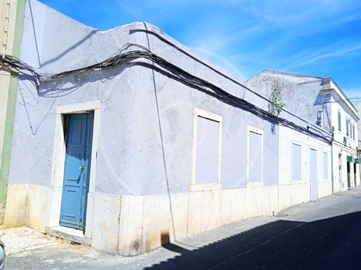 Gebäude in Ruine für den vollständigen Wiederaufbau in Marvila, Lissabon