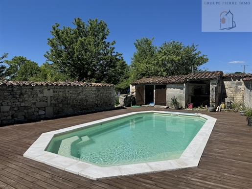 Imponerende Maison de Maître med swimmingpool, have og stor lade