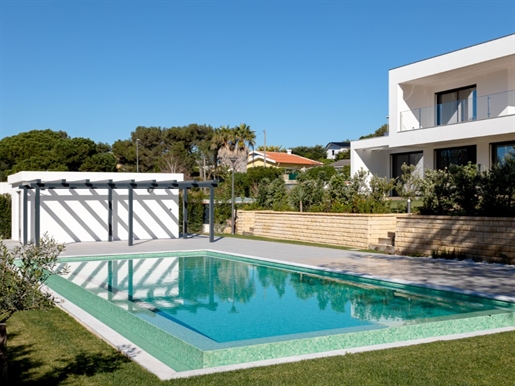 4 bedroom villa in private condominium with pool and garden, in Alcabideche