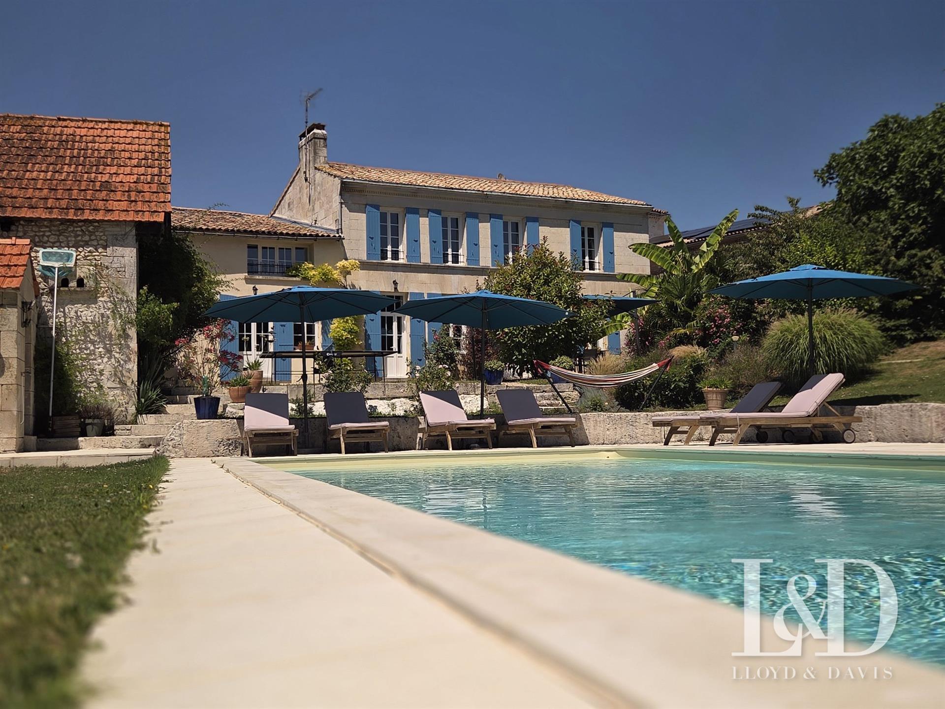 Le Clos de Chenac Élégante demeure familiale avec gîte in