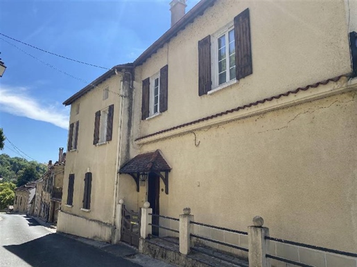 VILLAGE House
In the center of a charming village close to all amenities, house offering