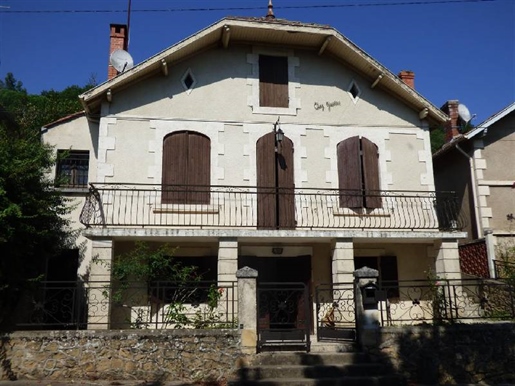 House
Adorable house near the city center offering 3 bedrooms, a beautiful living room / stay on a