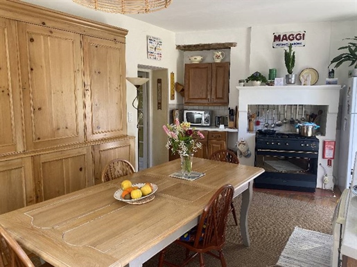 House
Only 5 minutes from Lalinde, in the heart of a charming village, discover this set in a char