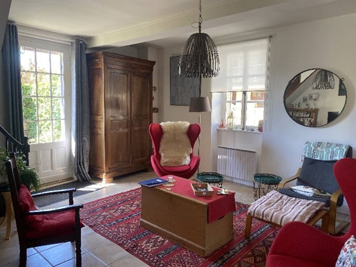 House
Only 5 minutes from Lalinde, in the heart of a charming village, discover this set in a char