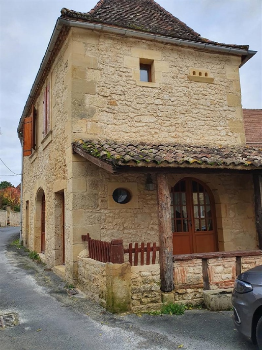 House
5 minutes from Lalinde, located in the center of a charming village, house offering 3 bedroo