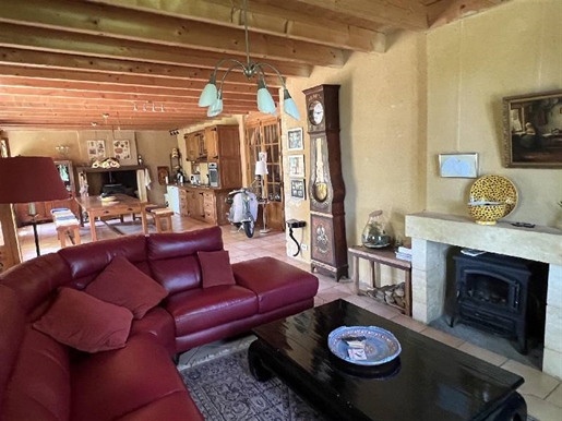 Property
In the middle of its 21 hectares, property with outbuilding offering a magnificent place 